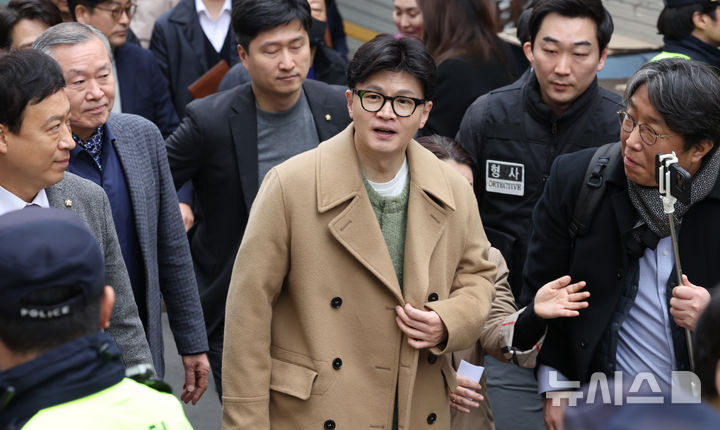 [서울=뉴시스] 정병혁 기자 = 한동훈 국민의힘 전 대표가 2일 오후 서울 종로구 나온 씨어터에서 제2연평해전을 다룬 공연 '바다는 비에 젖지 않는다'를 관람하기 위해 이동하고 있다. (공동취재) 2025.03.02. photo@newsis.com