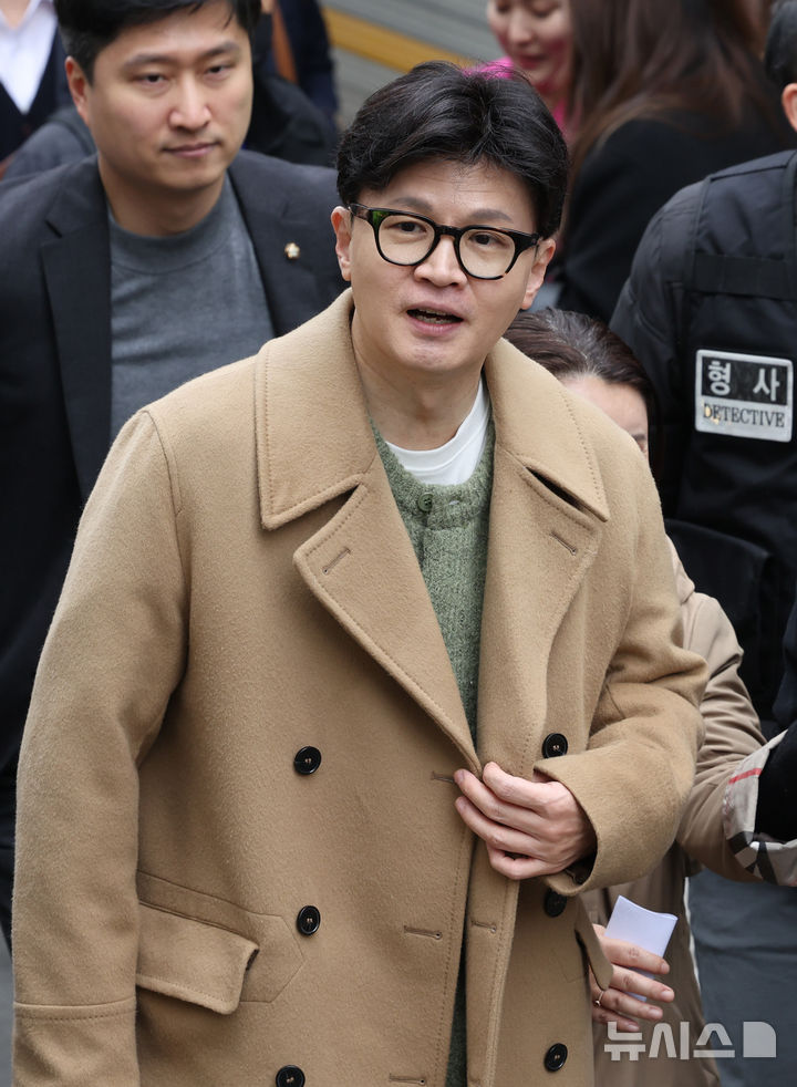 [서울=뉴시스] 정병혁 기자 = 한동훈 국민의힘 전 대표가 2일 오후 서울 종로구 나온 씨어터에서 제2연평해전을 다룬 공연 '바다는 비에 젖지 않는다'를 관람하기 위해 이동하고 있다. (공동취재) 2025.03.02. photo@newsis.com