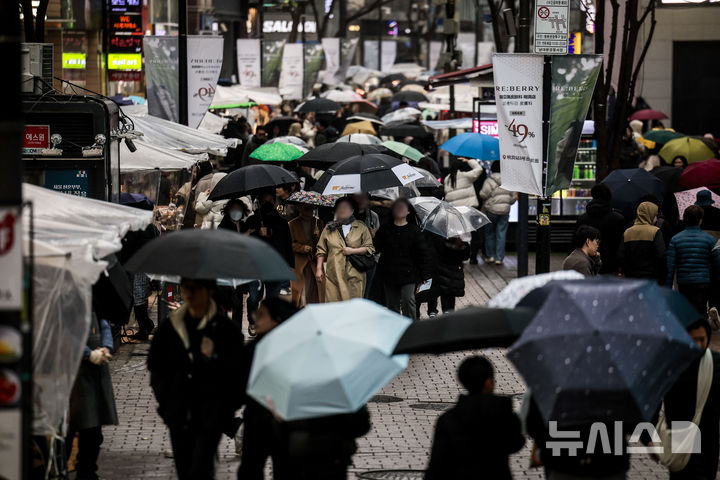 [서울=뉴시스] 정병혁 기자 = 2일 서울 중구 명동거리에서 시민들이 우산을 쓴 채 이동하고 있다. 2025.03.02. jhope@newsis.com
