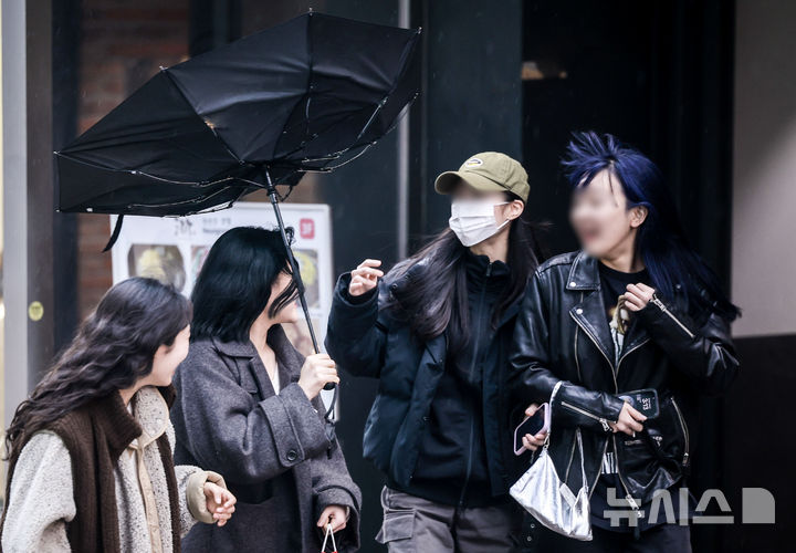 [서울=뉴시스] 정병혁 기자 = 2일 서울 중구 명동거리에서 한 시민의 우산이 바람에 날리고 있다. 2025.03.02. jhope@newsis.com