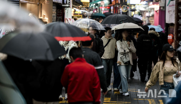 [서울=뉴시스] 정병혁 기자 = 지난 2일 서울 중구 명동거리에서 우산을 쓴 시민들이 이동하고 있다. 2025.03.02. jhope@newsis.com