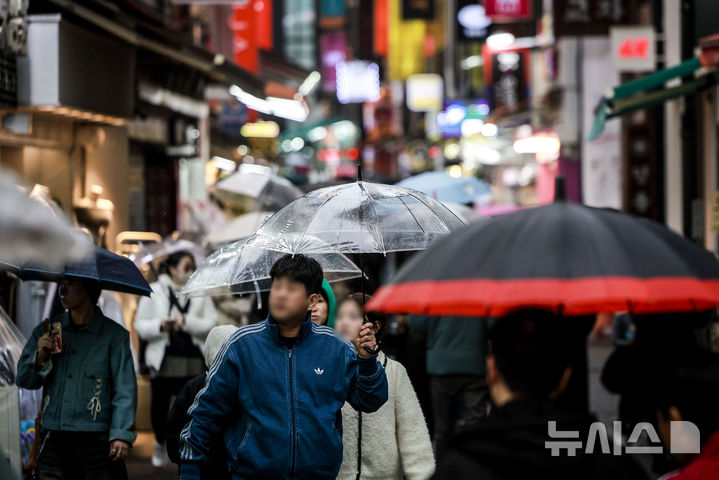 [서울=뉴시스] 정병혁 기자 = 2일 서울 중구 명동거리에서 우산을 쓴 시민들이 이동하고 있다. 2025.03.02. jhope@newsis.com