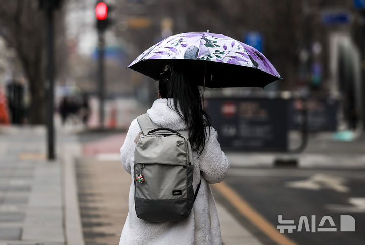 [서울=뉴시스] 정병혁 기자 = 2일 서울 중구 청계광장 인근에서 우산을 쓴 시민들이 이동하고 있다. 2025.03.02. jhope@newsis.com