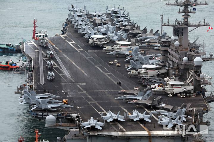 [부산=뉴시스] 하경민 기자 = 미국 해군의 니미츠급(10만t급) 핵추진 항공모함 '칼빈슨함'(CVN-70)이 2일 오후 부산 남구 해군작전사령부 부산작전기지에 입항하고 있다. 2025.03.02. yulnetphoto@newsis.com
