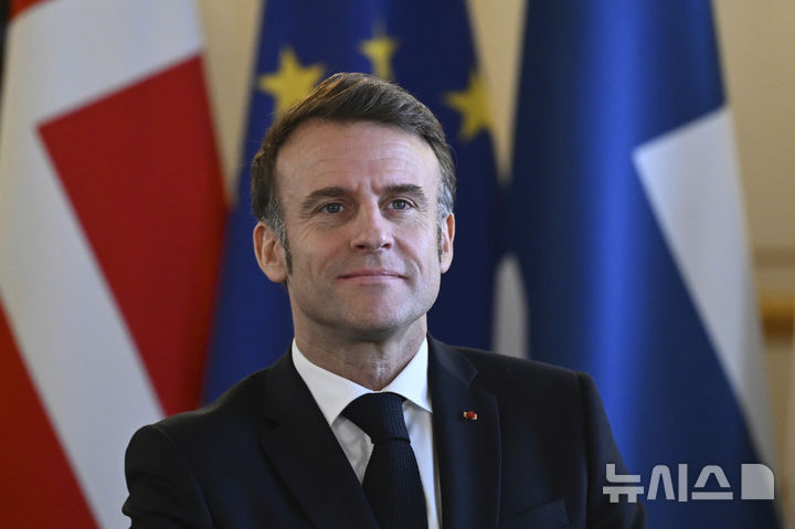 [런던=AP/뉴시스] 에마뉘엘 마크롱 프랑스 대통령이 2일(현지 시간) 영국 런던 랭커스터하우스에서 열린 우크라이나 관련 유럽 특별 정상회의에 참석해 있다. 2025.03.03.