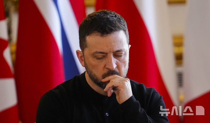 [런던=AP/뉴시스] 생각에 빠진 볼로디미르 젤렌스키 우크라이나 대통령. (사진=뉴니스DB)