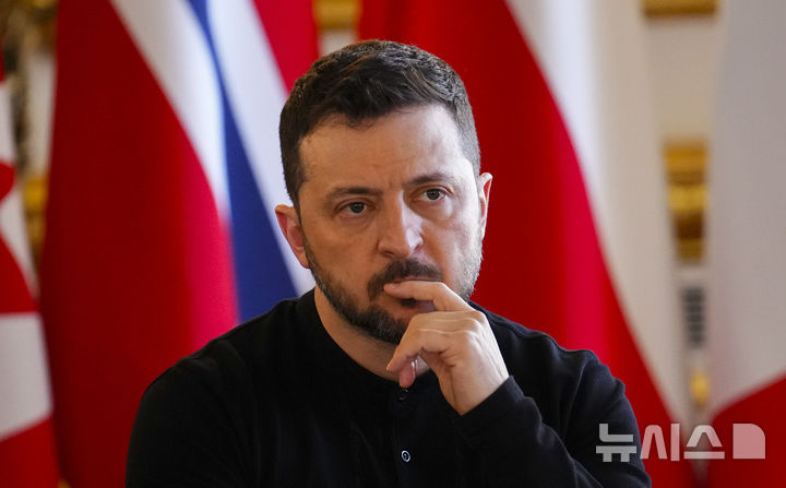 [런던=AP/뉴시스] 볼로디미르 젤렌스키 우크라이나 대통령은 11일(현지 시간) 미국이 제안한 30일간의 휴전에 동의하며 러시아가 이를 수용할 수 있도록 미국이 나서줄 것을 요청했다. 러시아가 동의하면 휴전이 즉시 발효될 것이라고도 강조했다. 사진은 젤렌스키 대통령이 지난 2일 영국 런던 랭커스터 하우스에서 열린 우크라이나·유럽 안보 강화를 위한 정상회의에 참석한 모습. 2025.03.05.