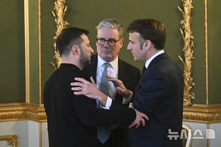왼쪽부터 볼로디미르 젤렌스키 우크라이나 대통령과 키어 스타머 영국 총리, 에마뉘엘 마크롱 프랑스 대통령. (AP 자료사진=뉴시스DB)