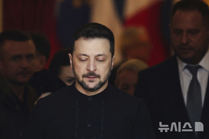 [런던=AP/뉴시스] 볼로디미르 젤렌스키 우크라이나 대통령이 2일(현지 시간) 영국 런던에서 열린 유럽 정상회의에 참석하고 있다. 2025.03.03.