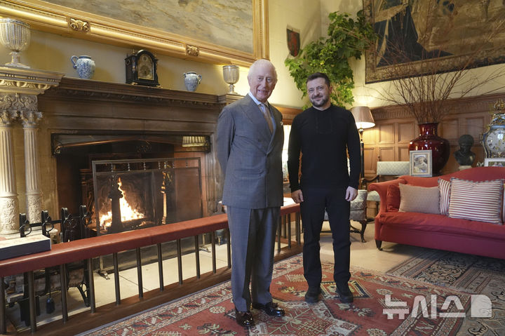 [노퍽=AP/뉴시스] 찰스 3세 영국 국왕(왼쪽)과 볼로디미르 젤렌스키 우크라이나 대통령이 2일(현지 시간) 영국 노퍽주 샌드링엄 영지에서 기념촬영을 하고 있다. 2025.03.03.