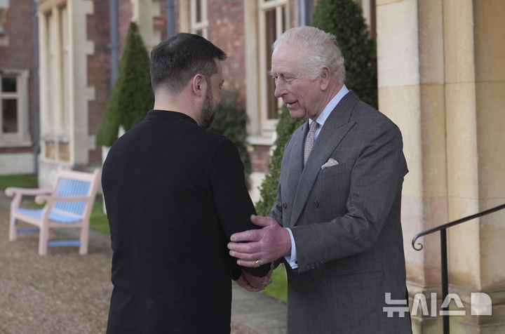 [노퍽=AP/뉴시스] 찰스 3세 영국 국왕(오른쪽)이 2일(현지 시간) 노퍽 샌드링엄 영지에서 볼로디미르 젤렌스키 우크라이나 대통령을 환영하며 악수하고 있다. 2025.03.03.