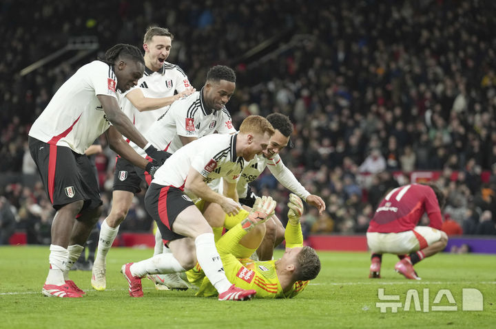 [맨체스터=AP/뉴시스] 2024~2025시즌 FA컵 16강전에서 잉글랜드 프로축구 프리미어리그(EPL) 맨체스터 유나이티드를 승부차기 접전 끝에 누른 풀럼 선수단이 기뻐하고 있다. 2025.03.02.