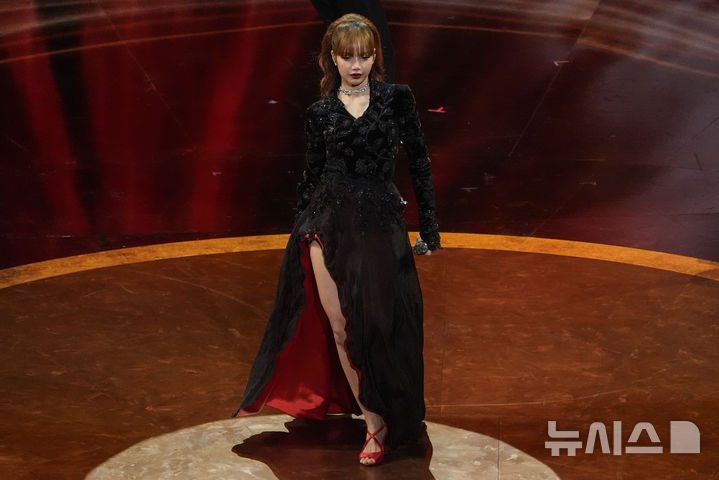 [로스앤젤레스=AP/뉴시스] 그룹 블랙핑크 리사가 2일(현지 시간) 미국 로스앤젤레스 돌비 극장에서 열린 제97회 미국 아카데미 시상식에서 영화 ‘007’ 시리즈 주제곡 '리브 앤 렛 다이(Live and Let Die)'를 부르고 있다. 2025.03.03.