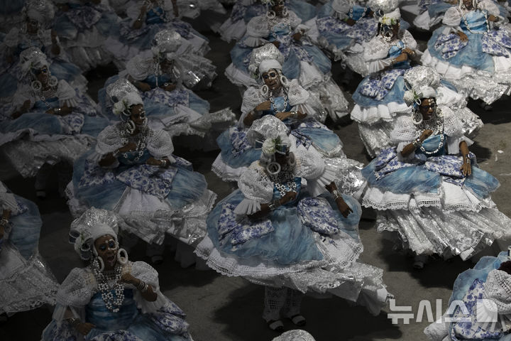 [리우데자네이루=AP/뉴시스] 3일(현지 시간) 브라질 리우데자네이루에서 열린 2025 리우 카니발에서 참가자들이 춤을 추고 있다. 2025.03.04.