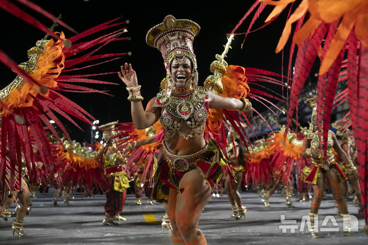 [리우데자네이루=AP/뉴시스] 3일(현지 시간) 브라질 리우데자네이루에서 열린 2025 리우 카니발에서 참가자들이 춤을 추고 있다. 2025.03.04.