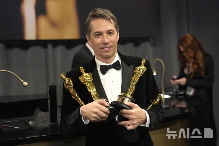 [97회 아카데미]독립영화 상징 션 베이커, 오스카 장악하다