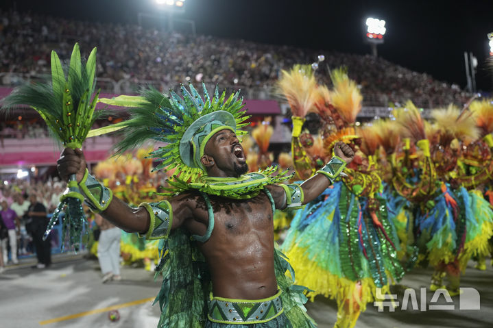 [리우데자네이루=AP/뉴시스] 3일(현지 시간) 브라질 리우데자네이루에서 열린 2025 리우 카니발에서 참가자들이 춤을 추고 있다. 2025.03.04.