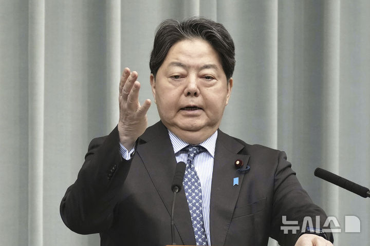 [도쿄=AP/뉴시스] 일본 정부가 오는 13일 기한이 만료되는 대북 독자 제재 조치를 2년 더 연장하기로 결정했다. 사진은 지난달 3일 도쿄에서 기자회견에 참석한 하야시 요시마사 일본 관방장관. 2025.03.03.