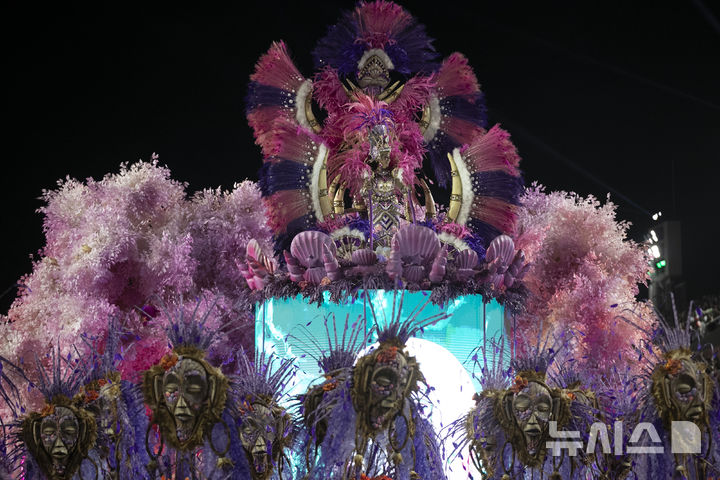 [리우데자네이루=AP/뉴시스] 3일(현지 시간) 브라질 리우데자네이루에서 열린 2025 리우 카니발에서 참가자들이 춤을 추고 있다. 2025.03.04.