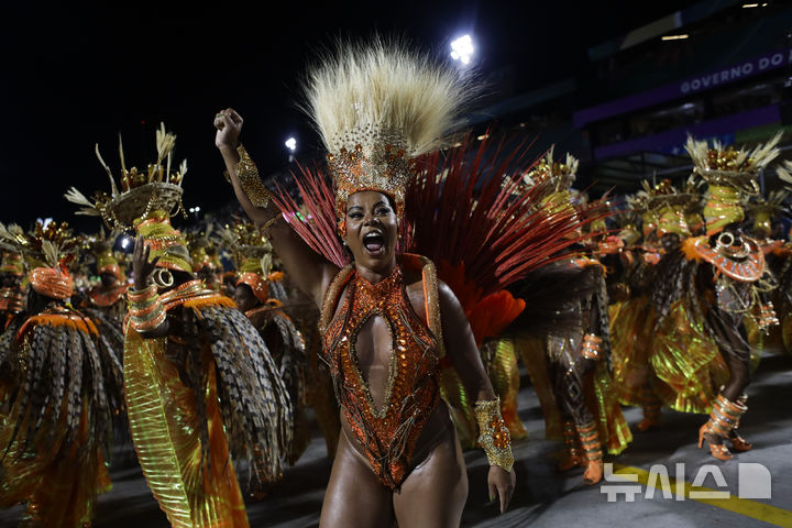 [리우데자네이루=AP/뉴시스] 3일(현지 시간) 브라질 리우데자네이루에서 열린 2025 리우 카니발에서 참가자들이 춤을 추고 있다. 2025.03.04.