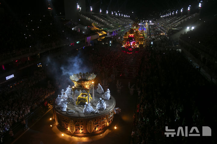 [리우데자네이루=AP/뉴시스] 3일(현지 시간) 브라질 리우데자네이루에서 2025 리우 카니발이 열리고 있다. 2025.03.04.