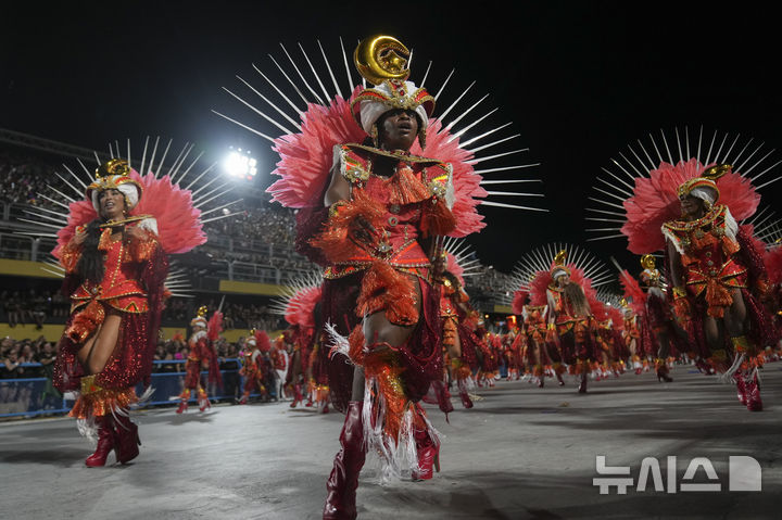 [리우데자네이루=AP/뉴시스] 3일(현지 시간) 브라질 리우데자네이루에서 열린 2025 리우 카니발에서 참가자들이 춤을 추고 있다. 2025.03.04.