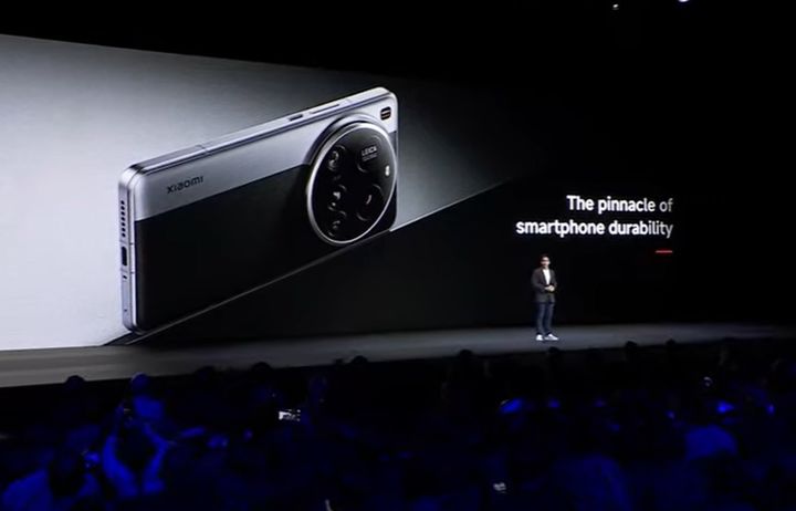 [바르셀로나(스페인)=뉴시스]다니엘 데자르레이 샤오미 커뮤니케이션 디렉터가&nbsp; 2일(현지 시간) 스페인 바르셀로나에서 열린 신제품 출시 행사에서 샤오미15 울트라에 대해 소개하고 있다. (사진=샤오미 유튜브 캡처) *재판매 및 DB 금지