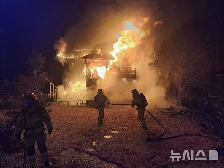 [옥천=뉴시스] 3일 충북 옥천군 옥천읍의 한 2층짜리 민박 주택에서 불이나 소방대원이 화재를 진화하고 있다. (사진= 옥천소방서 제공) 2025.03.03. photo@newsis.com *재판매 및 DB 금지