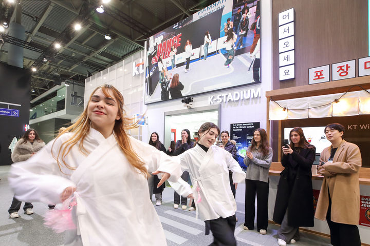 [서울=뉴시스] KT가 스페인 바르셀로나에서 개최된 MWC25에서 인공지능(AI)을 일상과 접목한 새로운 고객 체험장을 선보였다고 3일 밝혔다. KT 전시관 K팝 댄스 챌린지에서 댄서들이 K팝 춤을 추는 모습 (사진=KT 제공) 2025.03.03. photo@newsis.com *재판매 및 DB 금지