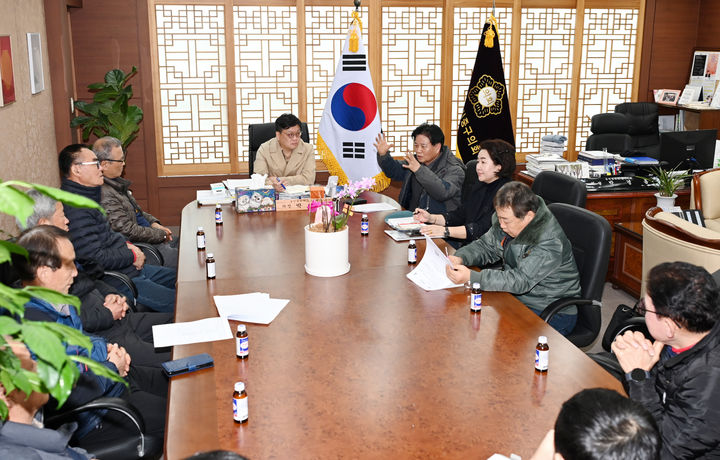 [울산=뉴시스] 구미현 기자 = 울산 중구의회는 3일 박경흠 의장과 홍영진 의원이 최근 길촌마을 내부도로 개설과 관련된 주민 민원 간담회를 가졌다고 밝혔다. 사진은 주민간담회 모습. (울산 중구의회 제공) photo@newsis.com *재판매 및 DB 금지