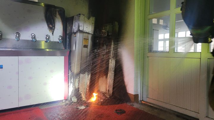 [제주=뉴시스] 3일 오전 제주시 이도이동 한 학교 급식실 컵 세척기에서 화재가 발생해 소방이 불을 끄고 있다. (사진=제주도소방안전본부 제공) 2025.03.03. photo@newsis.com *재판매 및 DB 금지