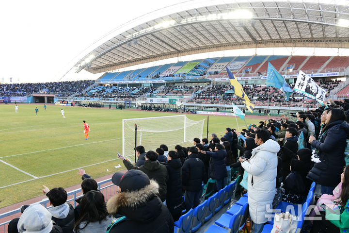 [안산=뉴시스] 2025년 2월22일 와~스타디움에서 열린 안산그리너스fc 홈개막전에서 열띤 응원전이 펼쳐지고 있다.(사진=안산시 제공)2025.03.03.photo@newsis.com