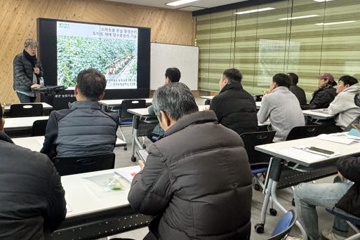 [함평=뉴시스] 전남 함평군이 농가 경쟁력 향상을 위해 토마토 재배 농업인 30명을 대상으로 스마트팜 재배 기술교육을 진행했다. (사진=함평군 제공) photo@newsis.com *재판매 및 DB 금지