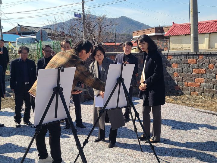 박수진 농식품부 기획조정실장은 사업의 추진에 앞서 지난달 27일 충남 공주 유구읍의 '취약지역 생활여건 개조사업' 현장을 찾아 빈집 정비에 대한 주민의 의견을 들었다. 같은 지역 내 빈집 2채를 리모델링해 '마이세컨플레이스' 상품으로 개발·판매하는 클리(주) 박찬호 대표와의 면담도 진행했다. (사진 = 농식품부 제공) 2025.03.03. *재판매 및 DB 금지
