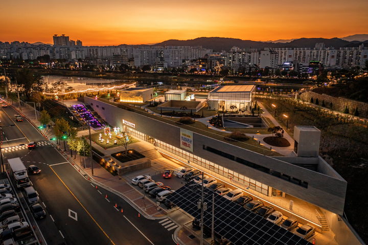 [진주=뉴시스]진주남강유등전시관 야경.(사진=진주시 제공).2025.03.03.photo@newsis.com *재판매 및 DB 금지