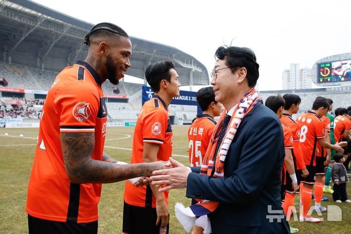 [화성=뉴시스]정명근 화성시장(사진 앞 줄 오른쪽)이 2일 화성종합운동장에서 진행된 화성FC와 충남아산FC와의 경기가 끝난 후 도미닉 선수와 눈을 맞추며 악수하고 격려 중이다.(사진=화성시 제공02025.03.03.photo@newsis.com
