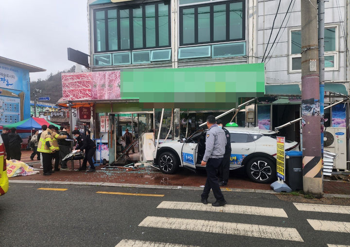 [장흥=뉴시스] 지난 2일 오후 1시께 장흥군 장흥읍 전남진토요시장 앞 도로에서 전기차 택시가 식당 기둥과 건물을 잇따라 충돌, 경찰과 소방 당국이 사고를 수습하고 있다. (사진 = 장흥경찰서 제공) 2025.03.03. photo@newsis.com *재판매 및 DB 금지