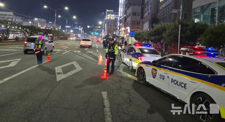 [청주=뉴시스] 3·1절 폭주 행위 단속 현장 (사진= 충북경찰청 제공) 2025.03.03. photo@newsis.com *재판매 및 DB 금지