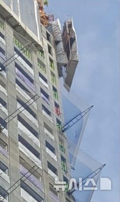 [용인=뉴시스] 한 아파트공사장에서 돌풍에 날아 위험하게 매달려 있는 갱폼(사진=㈜너지 제공)2025.03.03.photo@newsis.com