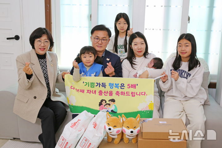 [안동=뉴시스] 경주시가 지난 3월 다섯째 아이 출산 가정에 축하 선물과 응원 행사를 갖고 있다. (사진=뉴시스 DB). photo@newsis.com&nbsp;&nbsp; 