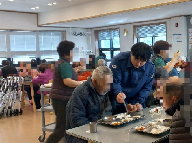 [대구=뉴시스] 대성주간보호센터에서 노인의 식사 수발을 드는 중인 정민우 사회복무요원. (사진=대구경북지방병무청 제공) 2025.03.03. photo@newsis.com *재판매 및 DB 금지