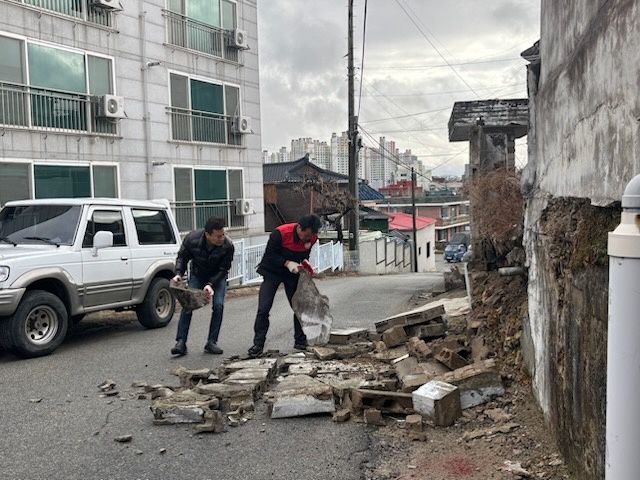 [서산=뉴시스] 서산시청 직원들이 3일 오전 부춘동에서 발생한 빈집 노후 담장 붕괴 현장을 찾아 복구작업을 하고 있다. (사진=서산시 제공) 2025.03.03. photo@newsis.com&nbsp;&nbsp; *재판매 및 DB 금지