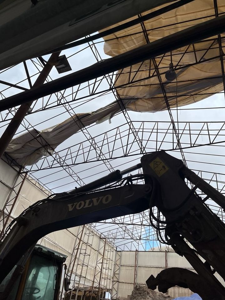 [서산=뉴시스] 3일 강풍과 비로 서산시 고북농공단지 한 종합폐기물처리업체 천막동 지붕이 일부 날아간 모습. (사진=서산시 제공) 2025.03.03. photo@newsis.com&nbsp; *재판매 및 DB 금지