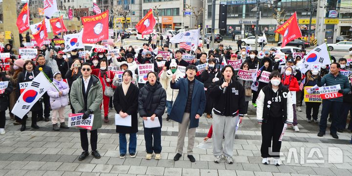 [청주=뉴시스] 서주영 기자 = 3일 충북대 재학생들이 3일 충북대 정문에서 집회를 열고 대통령 탄핵 반대를 촉구하고 있다. 2025.03.03. juyeong@newsis.com