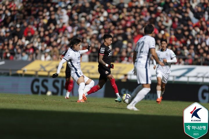[서울=뉴시스] 프로축구 K리그1 FC서울의 린가드(오른쪽), 김천 상무의 이동경. (사진=한국프로축구연맹 제공)