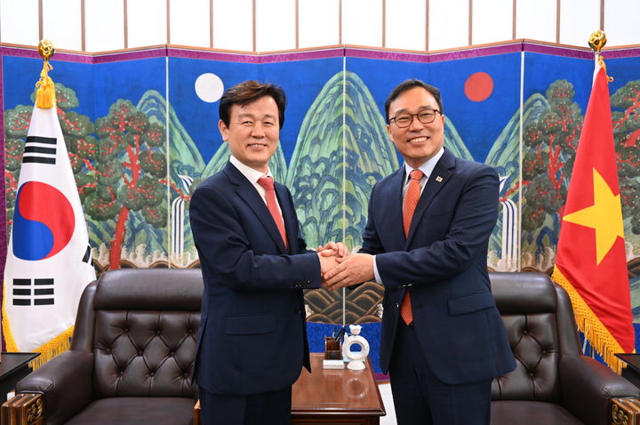 [진주=뉴시스]조규일 진주시장은 지난 2일 베트남을 방문해 진주시와 한국문화원이 함께 추진하고 있는 ‘2025 투어링 케이아츠 순회 전시 프로그램’과 관련한 논의를 했다.(사진=진주시 제공).2025.03.03.photo@newsis.com *재판매 및 DB 금지