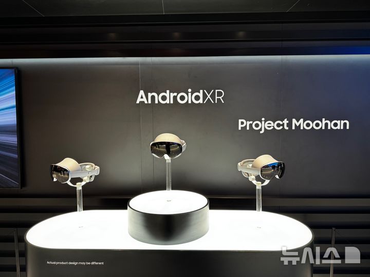 [바르셀로나(스페인)=뉴시스] 심지혜 기자 = 3일(현지 시간) 오전 스페인 바르셀로나에서 열린 MWC 2025에서 전시된 삼성전자 확장현실(XR) 기기 '프로젝트 무한'. 2025.03.03. siming@newsis.com