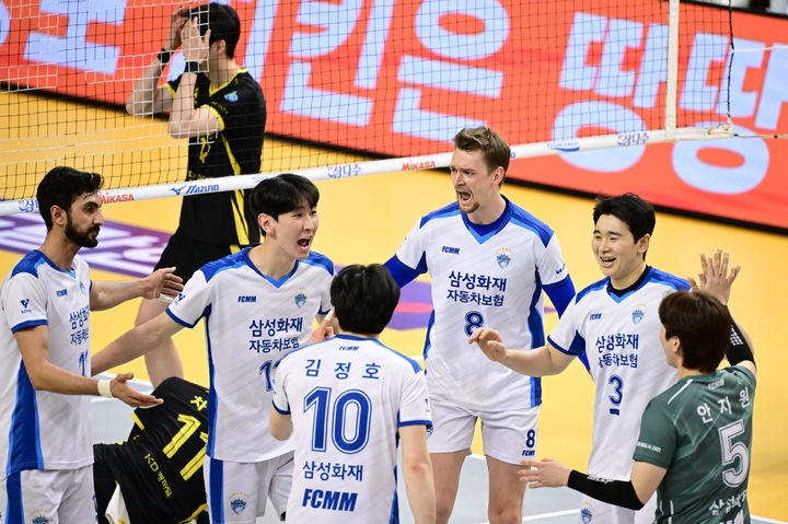[서울=뉴시스] 프로배구 삼성화재 선수들이 3일 의정부 경민대학교 기념관에서 열린 도드람 2024~2025 V-리그 남자부 KB손해보험과의 경기에서 득점에 성공한 뒤 환호하고 있다. (사진=KOVO 제공) 2025.03.03. *재판매 및 DB 금지
