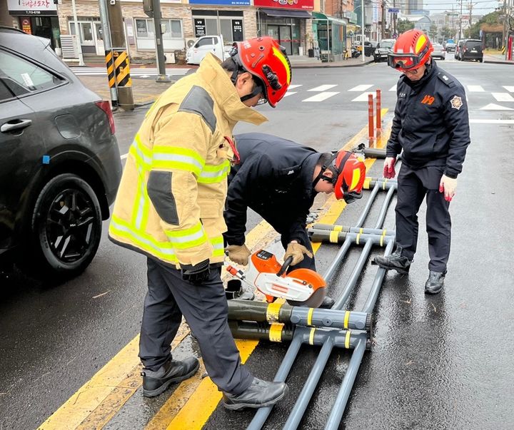 [제주=뉴시스] 3일 오후 제주시 도두일동에서 중앙분리대가 쓰러져 소방이 조치하고 있다. (사진=제주도소방안전본부 제공) 2025.03.03. photo@newsis.com *재판매 및 DB 금지