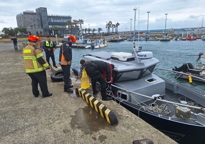 [제주=뉴시스] 3일 오후 서귀포시 대정읍에서 선박이 침수돼 소방이 조치하고 있다. (사진=제주도소방안전본부 제공) 2025.03.03. photo@newsis.com&nbsp; *재판매 및 DB 금지